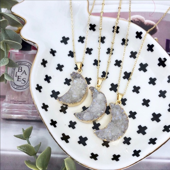 🌙 NEW! DRUZY STONE MOON Gold Necklace 🌙 - Picture 3 of 4
